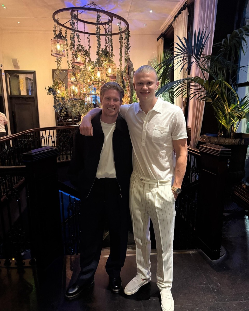 海港举办赛季总结会，王燊超乘直升机带冠军奖杯入场